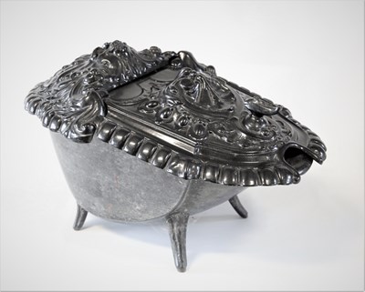 Lot 18 - Antieke gietijzeren kolenbak, zgn. “kevertje’. Ca. 1900.