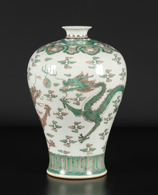 Lot 144 - Chinese vaas met draakdecor