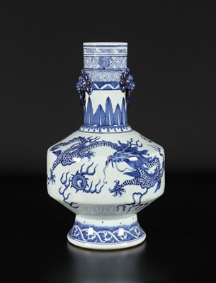 Lot 510 - Chinese blue and white porcelain vase decorated with dragons