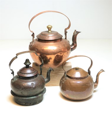 Lot 20 - Drie antieke roodkoperen waterketels