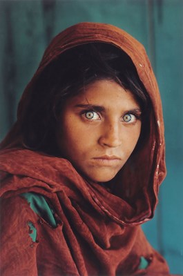 Lot 8 - Fotografie - Steve McCurry - "Afghan Girl" (Sarhbat Gula) 1984