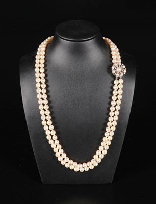 Lot 571 - South sea pearl necklace with 14K white gold clasp set with diamonds