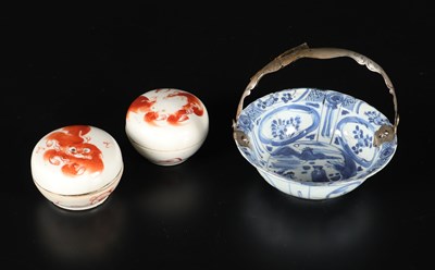 Lot 461 - Lot van drie Chinese porseleinen objecten