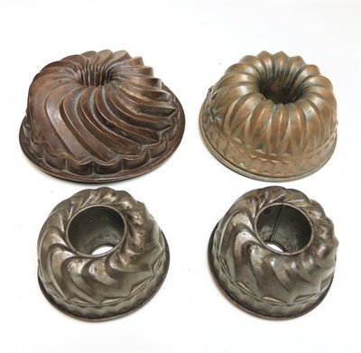Lot 25 - Vier 19e-eeuwse tulbandvormen, w.b. twee roodkoperen.