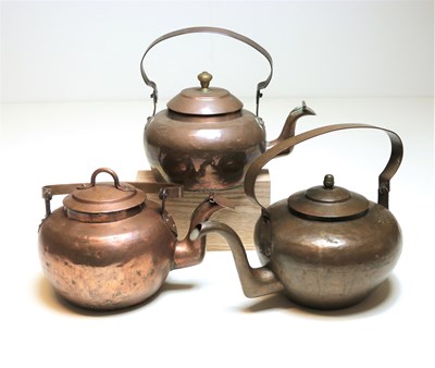 Lot 26 - Drie antieke 19e-eeuwse roodkoperen waterketels