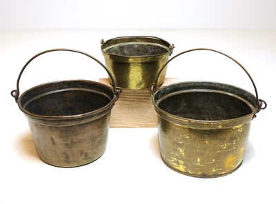 Lot 28 - Drie 19e-eeuwse geelkoperen akers