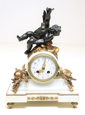 Lot 31 - Witmarmeren schoorsteen pendule met 8-daags gaand en slaand uurwerk