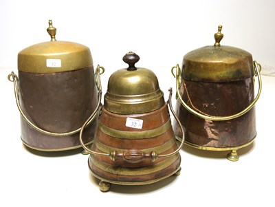 Lot 32 - Drie 19e-eeuwse rood- en geelkoperen doofpotten.