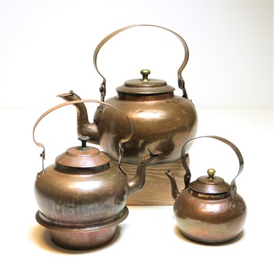 Lot 33 - Drie 19e-eeuws antieke koperen waterketels