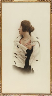 Lot 225 - Kleurenprent met portret van een dame in bontmantel