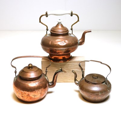 Lot 35 - Drie antieke 19e-eeuwse koperen ketels