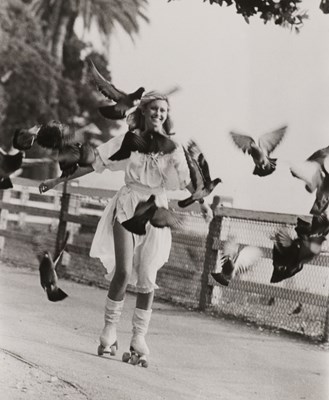 Lot 153 - Universal PICTURES - Publiciteitsfoto Xanadu met Olivia Newton-John, 1980