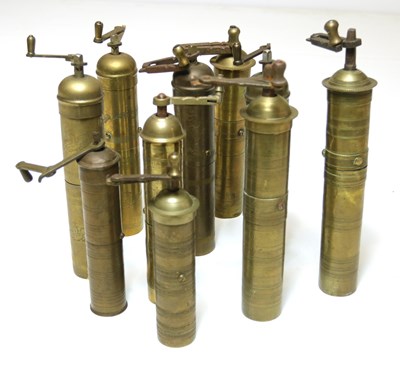 Lot 40 - Tien antieke geelkoperen koffiemolens