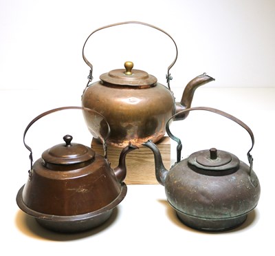 Lot 42 - Drie 19e-eeuwse antieke koperen waterketels