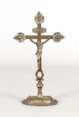Lot 197 - Antiek staand altaarkruis (crucifix), 19e eeuw