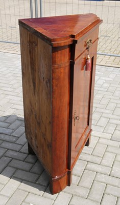 Lot 45 - Biedermeier ééndeurs mahoniehouten hoekkast