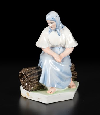 Lot 124 - Porseleinen beeld van een zittende vrouw