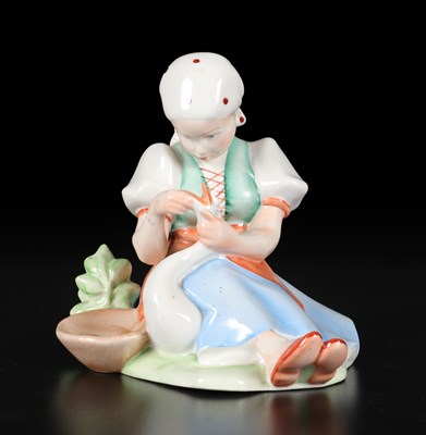 Lot 125 - Sculptuur van een meisje met gans, Zsolnay Pécs
