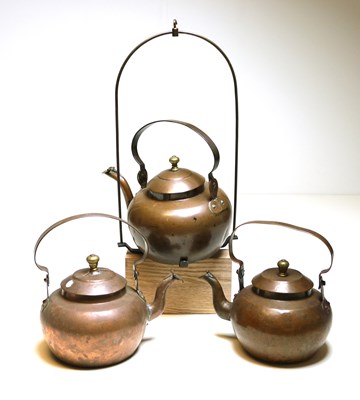 Lot 50 - Drie antieke roodkoperen waterketels