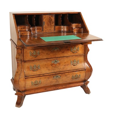 Lot 140 - 18e-eeuwse klepsecretaire met gebogen front.