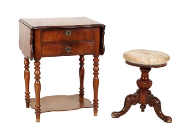 Lot 270 - Naaitafel met bijpassende kruk