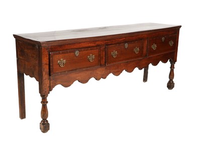 Lot 264 - Engelse lage dressoir