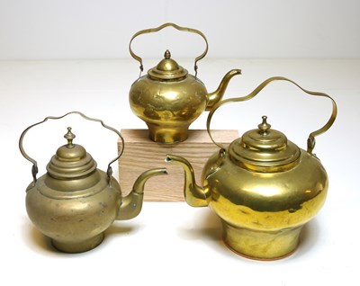 Lot 54 - Drie antieke geelkoperen balustervormige waterketels