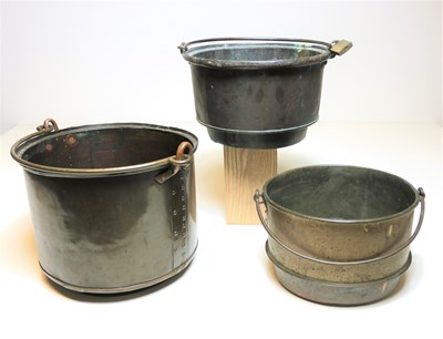 Lot 55 - Drie geelkoperen akers