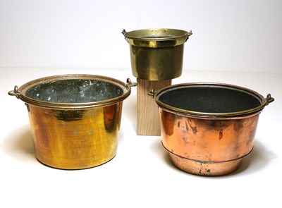 Lot 57 - Drie 19e-eeuwse koperen akers