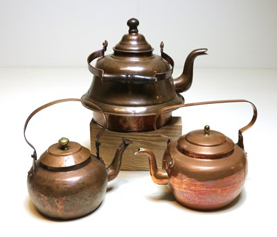 Lot 59 - Drie antieke roodkoperen waterketels
