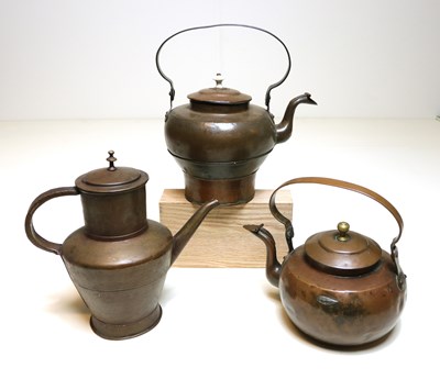 Lot 63 - Twee antieke roodkoperen waterketels en een roodkoperen giet- of oliekan