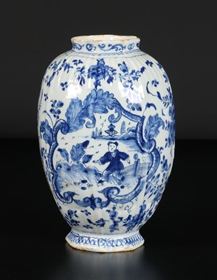 Lot 280 - Blauw-witte Delfts aardewerken vaas met oosters tafereel