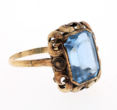 Lot 18 - Antieke ring met aquamarijn, 14 karaat goud