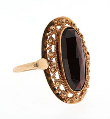 Lot 15 - Antieke ring met granaat, 14 karaat goud