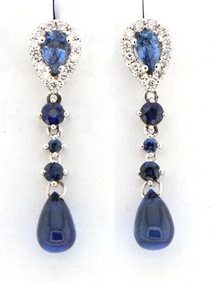 Lot 19 - Saffier- en diamanten oorhangers, 18 karaat witgoud.