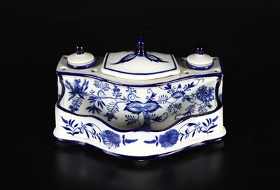 Lot 76 - Meissen inktstel, Zwiebelmuster decor