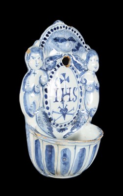 Lot 288 - Blauw-witte wijwaterbak met IHS-monogram