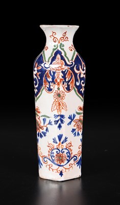 Lot 281 - Zeshoekige Delftse vaas met polychroom decor