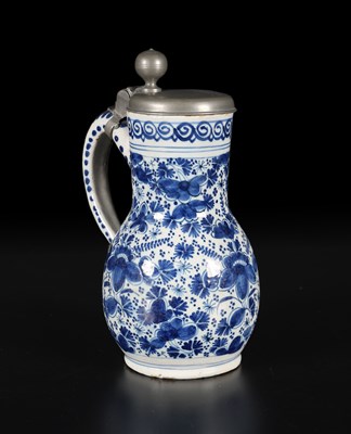 Lot 149 - Blauw-witte Delftse kan met tinnen deksel