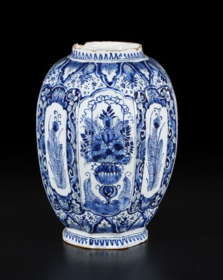 Lot 150 - Delfts blauw aardewerken vaas 18e eeuw.