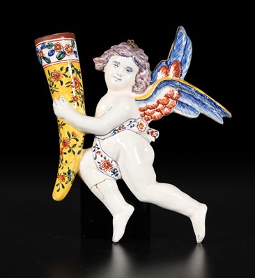 Lot 163 - Delftware faience engel- of putti-wandvaas 19e eeuw
