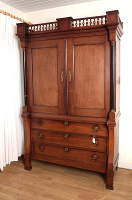 Lot 77 - Antiek Groninger eikenhouten ‘hekjes’ kabinet.