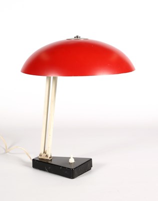 Lot 368 - Herman BUSQUET - Bureaulamp met rode kap, Hala Zeist
