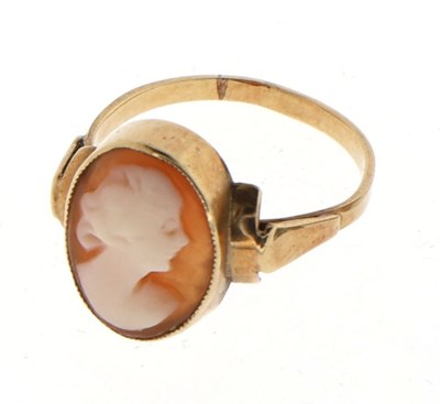 Lot 14 - Gouden damesring met camee en een andere
