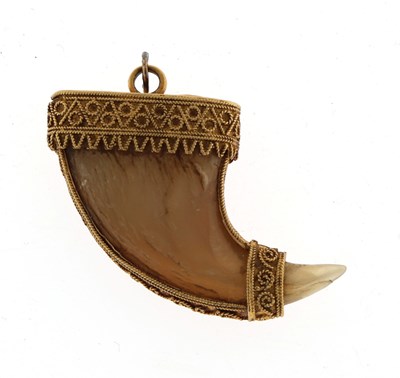 Lot 20 - 20 krt. gouden hanger met nagel.