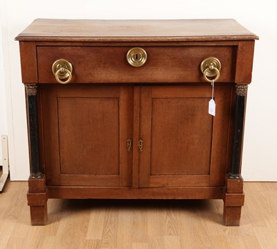 Lot 79 - Rechthoekig eikenhouten penantkastje