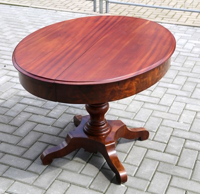 Lot 81 - Ronde mahoniehouten uitschuifbare coulissetafel
