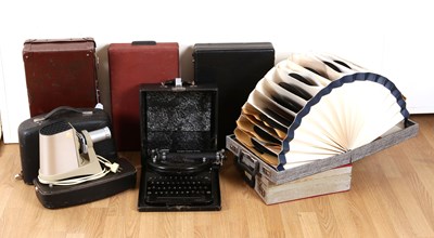 Lot 83 - Diverse koffers met o.a. vintage diaprojector, typemachine en platenkoffers. (7x)