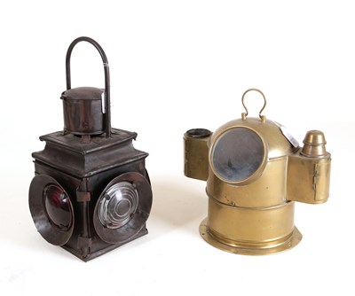 Lot 85 - Antieke ijzeren spoorweglamp en een geelkoperen scheepskompas