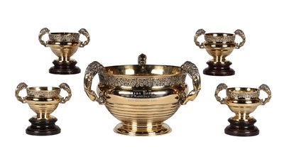 Lot 36 - Punchbowl met vier bijpassende bekers, verguld sterling zilver, Brook & Son Edinburgh, circa 1900